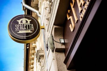 A Spaletta cégér a bejárat felett